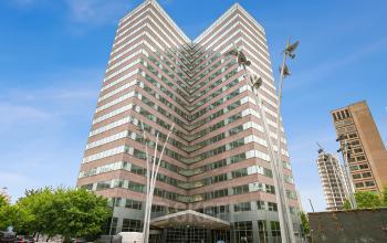 Modern kantoorpand aan De Entree 201 in Amsterdam Zuid-Oost, met opvallende gevel en grote ramen. Geschikt voor kantoorruimte huren. Toegang met ruime parkeermogelijkheden.