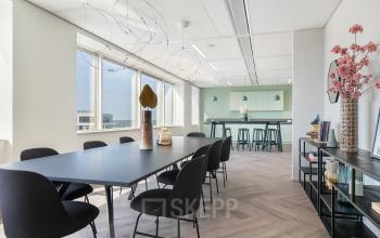 Moderne en lichte kantoorruimte op De Entree 201 in Amsterdam Zuid-Oost met stijlvolle meubels en decoratie voor een frisse werkervaring.