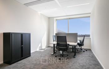 Kantoorruimte huren op De Entree 201 in Amsterdam Zuid-Oost met een licht interieur, strakke bureaus en comfortabele stoelen, ideaal voor een productieve werkomgeving.