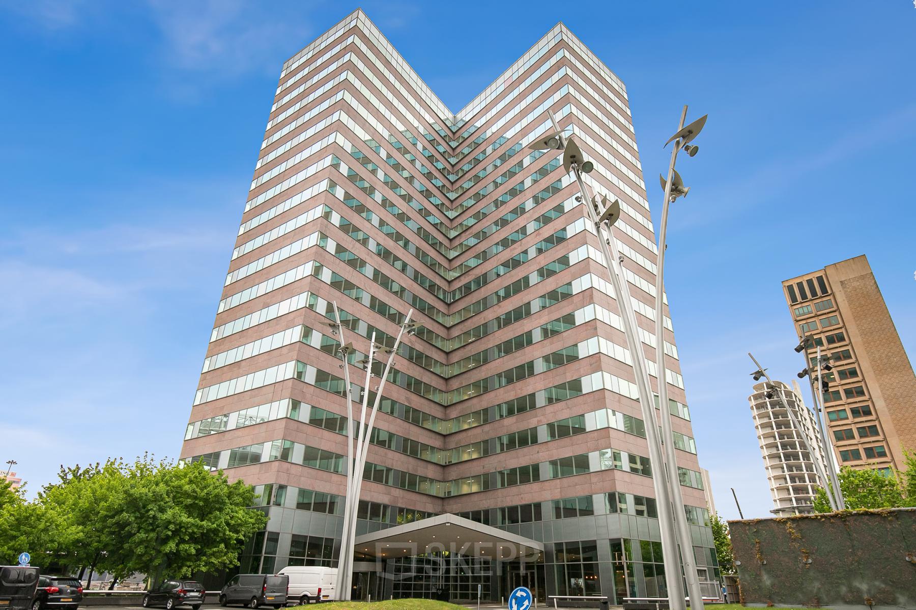 Modern kantoorpand aan De Entree 201 in Amsterdam Zuid-Oost, met opvallende gevel en grote ramen. Geschikt voor kantoorruimte huren. Toegang met ruime parkeermogelijkheden.