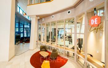 De kantoorruimte op Bijlmerplein 888 in Amsterdam Zuid-Oost biedt een moderne omgeving met glazen wanden en een zithoek. Ideaal voor wie een kantoorpand wil huren in een levendige omgeving.