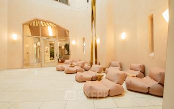 Ruime entree bij kantoor op Bijlmerplein 888, Amsterdam Zuid-Oost, met comfortabele zitplaatsen en zachte verlichting. Geschikt voor ontspanning en informeel overleg. Interesse in kantoorruimte huren hier?