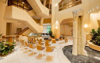 Moderne kantoorruimte huren in Amsterdam Zuid-Oost met lichte, open inrichting en comfortabele zitgelegenheden voor bijeenkomsten op Bijlmerplein 888.