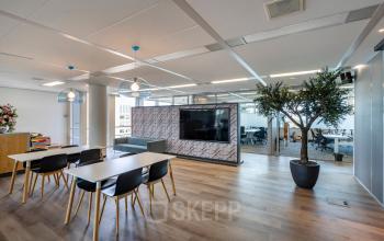 Moderne kantoorruimte huren op De Entree 230-266 in Amsterdam Zuid-Oost met strakke inrichting, grote ramen en een uitnodigende vergaderruimte. Perfect voor productieve werksessies.
