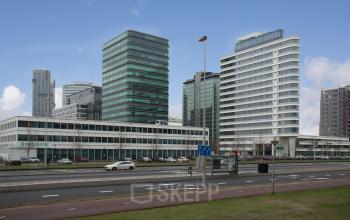Modern kantoorpand De Entree 230-266 in Amsterdam Zuid-Oost, met opvallende torens en glaspartijen. Ideaal voor bedrijven die kantoorruimte willen huren op een centrale locatie met goede vervoersverbindingen.
