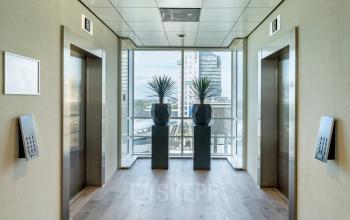 Kantoorruimte huren in een modern gebouw op De Entree 230-266 in Amsterdam Zuid-Oost met twee liften, houten vloer en uitzicht op de stad.
