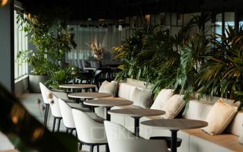 Moderne en comfortabele kantoorruimte te huur aan de Herikerbergweg 288 in Amsterdam Zuid-Oost, met stijlvolle inrichting en veel groen. Ideaal voor informele kantoorgesprekken.