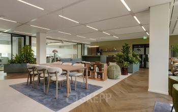 Lichte kantoorruimte op Herikerbergweg 288, Amsterdam Zuid-Oost met moderne inrichting, houten vloer en veel groen. Ideaal voor zakelijke bijeenkomsten of werk. Kantoorruimte huren in een inspirerende omgeving.