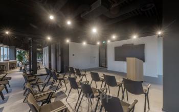 Kantoorpand Herikerbergweg 288 in Amsterdam Zuid-Oost met stoelen opgesteld voor een presentatie, moderne inrichting geschikt voor vergaderingen of trainingen. Ideaal voor bedrijven die kantoorruimte willen huren in een dynamische omgeving.