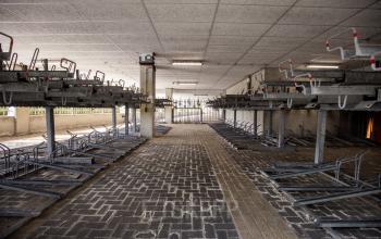 Kantoorruimte huren met fietsopslag op Herikerbergweg 288 in Amsterdam Zuid-Oost. Onbeklede fietsenrekken in een beveiligde ruimte met betonnen muren en plafonds, ideaal voor kantoorpand gebruik.