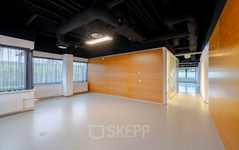 Ongeëvenaard kantoorpand gelegen op Luttenbergweg 8, Amsterdam Zuid-Oost, met een moderne open indeling en veel natuurlijk licht. Perfect voor inspanning en focus, ideaal om kantoorruimte te huren.