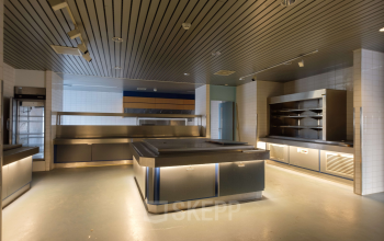 Kantoorruimte huren in Amsterdam Zuid-Oost op Luttenbergweg 8 met een ruime, goed uitgeruste pantry met moderne keukenapparatuur, ideaal voor kantoormedewerkers om snel en efficiënt te koken.