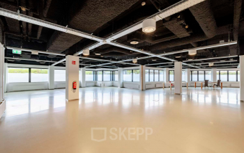 Ruime kantoorpand op Luttenbergweg 8, Amsterdam Zuid-Oost met grote ramen, lichte vloeren en industriële plafonds. Ideaal voor het huren van flexibele kantoorruimte.