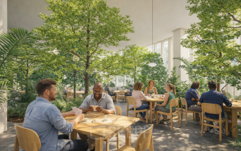 Een groene, inspirerende kantoorruimte op de Luttenbergweg 8, Amsterdam Zuid-Oost, waar diverse mensen ontspannen samenwerken te midden van planten en natuurlijke lichtinval, perfect geschikt voor creatieve vergaderingen of samenwerken.