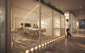 Moderne kantoorruimte met glazen wanden aan Luttenbergweg 8, Amsterdam Zuid-Oost, waar mensen een zakelijke bijeenkomst houden in een vergaderruimte.