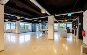 Moderne kantoorruimte op Luttenbergweg 8 in Amsterdam Zuid-Oost, met open indeling, natuurlijke lichtinval en diverse werkplekken. Multifunctioneel met comfortabele uitstraling. Ideaal voor bedrijven die kantoorruimte willen huren.