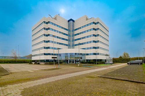 Kantoorpand op Luttenbergweg 8, Amsterdam Zuid-Oost, gekenmerkt door moderne architectuur en ruime parkeergelegenheid. Ideaal voor bedrijven die kantoorruimte willen huren in een zakelijke omgeving.
