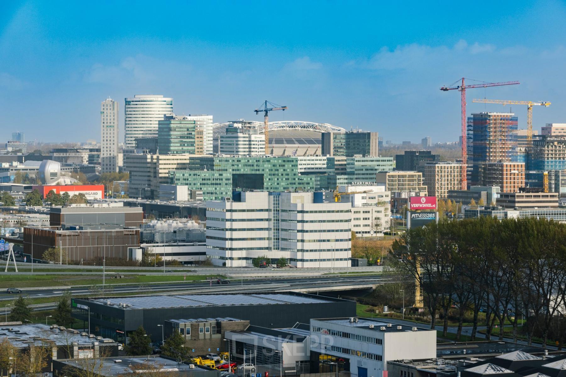Panoramisch uitzicht op kantoren in Amsterdam Zuid-Oost vanaf Luttenbergweg 8, met moderne gebouwen en skyline in de achtergrond, ideaal voor kantoorruimte huren.