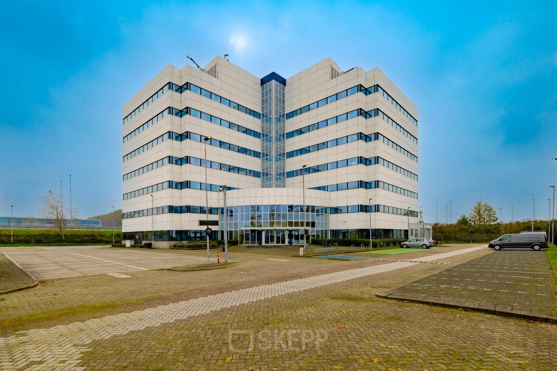 Kantoorpand op Luttenbergweg 8, Amsterdam Zuid-Oost, gekenmerkt door moderne architectuur en ruime parkeergelegenheid. Ideaal voor bedrijven die kantoorruimte willen huren in een zakelijke omgeving.