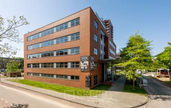 Bakstenen kantoorpand op Paasheuvelweg 20-20 in Amsterdam Zuid-Oost, te huur voor zakelijke activiteiten. Geschikt voor bedrijven die kantoorruimte zoeken in een moderne omgeving.