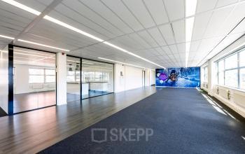 Lichte kantoorruimte met glazen wanden op Paasheuvelweg 20 20, Amsterdam Zuid-Oost, klaar voor huur. Ruime opzet met beklede vloeren en veel lichtinval.