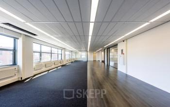 Lichte, open kantoorruimte met grote ramen op Paasheuvelweg 20 20 in Amsterdam Zuid-Oost, ideaal voor wie kantoorruimte wil huren.