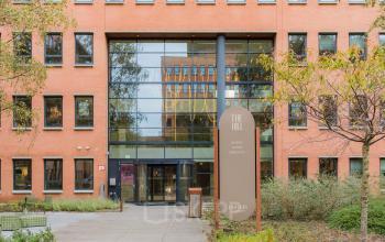 Buitenzijde van kantoorpand op Hullenbergweg 109-135, Amsterdam Zuid-Oost, met glazen entree, omgeven door groen.