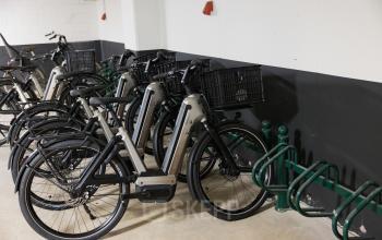 Fietsenstalling met geparkeerde fietsen in het kantoorpand op Hullenbergweg 109-135, Amsterdam Zuid-Oost.