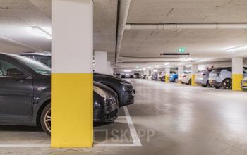 Ondergrondse parkeergarage met meerdere auto's geparkeerd in kantoorpand aan de Hullenbergweg 109-135, Amsterdam Zuid-Oost.