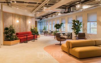 Moderne kantoorruimte op Hullenbergweg 109-135 in Amsterdam Zuid-Oost met een stijlvolle inrichting, comfortabele zitgedeeltes en veel natuurlijke lichtinval. Ideaal voor bedrijven die een kantoorpand willen huren.