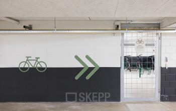 Fietsenstalling in kantoorpand aan de Hullenbergweg 109-135 in Amsterdam Zuid-Oost met toegang tot beveiligde binnenruimte.