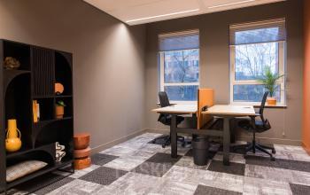 Kantoorruimte huren aan de Hullenbergweg 109-135 in Amsterdam Zuid-Oost met een ruime en lichte inrichting, voorzien van twee bureaus en stoelen met uitzicht op buiten.