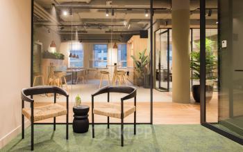 Moderne kantoorruimte huren op Hullenbergweg 109-135 in Amsterdam Zuid-Oost met open werkruimtes en stijlvolle inrichting.