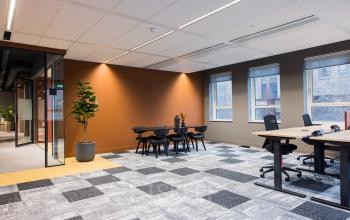 Moderne en lichte kantoorruimte te huur op de Hullenbergweg 109-135 in Amsterdam Zuid-Oost, met comfortabele bureaus, stoelen en een stijlvolle inrichting.