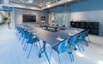 Stijlvolle vergaderruimte in kantoorpand op Hullenbergweg 109-135, Amsterdam Zuid-Oost, met grote tafel en moderne stoelen, ideaal voor kantoorruimte huren.