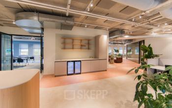 Moderne kantoorpand in Amsterdam Zuid-Oost met open indeling en strakke afwerking. Ideaal voor wie kantoorruimte wil huren aan de Hullenbergweg 109-135.