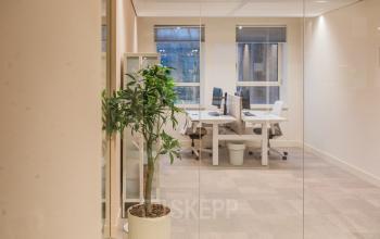 Interieur van een kantoorpand op Hullenbergweg 109-135 in Amsterdam Zuid-Oost, met twee bureaus en een plant in een lichte ruimte. Ideaal voor kantoorruimte huren.