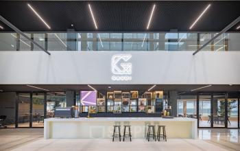 Modern kantoorpand aan de Herikerbergweg 290 in Amsterdam Zuid-Oost met stijlvolle ontvangstruimte en strakke inrichting. Geschikt voor huur als kantoorruimte.