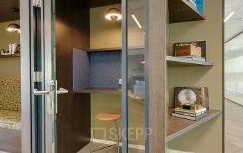 Moderne kantoorruimte huren met glazen nissen en strakke planken op Herikerbergweg 290 in Amsterdam-Zuid-Oost.