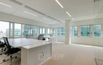 Heldere kantoorruimte aan de Herikerbergweg 290 in Amsterdam Zuid-Oost, met grote ramen en voldoende daglicht. Ideaal om te huren voor een productieve werkomgeving in een modern kantoorpand.