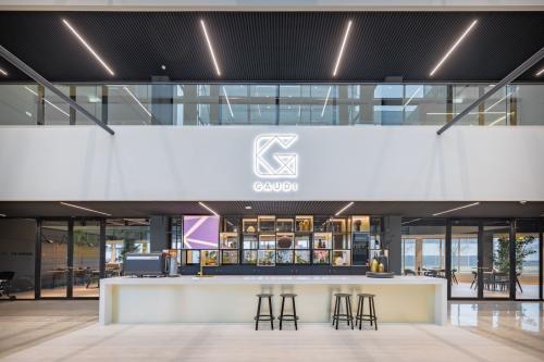 Modern kantoorpand aan de Herikerbergweg 290 in Amsterdam Zuid-Oost met stijlvolle ontvangstruimte en strakke inrichting. Geschikt voor huur als kantoorruimte.