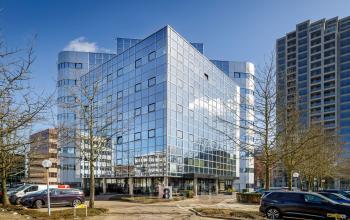 Kantoorpand aan de Hogehilweg 8 in Amsterdam Zuid-Oost, geschikt om kantoorruimte te huren.