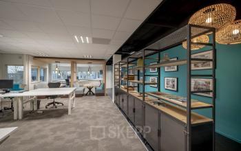 Kantoorruimte huren in Amsterdam Zuid-Oost, Hogehilweg 8, met werkplekken, bureaus en modern design.
