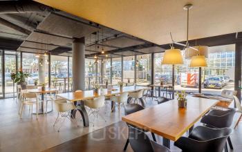 Moderne kantoorruimte huren in Amsterdam Zuid-Oost bij Hogehilweg 8 met veel lichtinval, trendy meubels en uitzicht op buiten.
