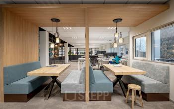 Gemeubileerde kantoorruimte huren in kantoorpand aan Hogehilweg 8, Amsterdam Zuid-Oost, met moderne werkruimtes, tafels en stoelen.