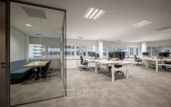 Kantoorruimte in Amsterdam Zuid-Oost op Hogehilweg 8 met open werkplekken, bureaus en vergaderruimte.