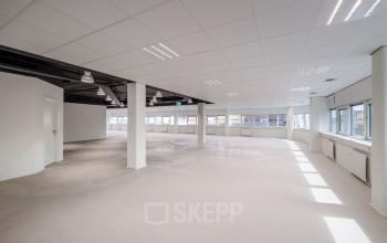 Moderne, goed verlichte kantoorruimte te huur in kantoorpand aan Hogehilweg 8, Amsterdam Zuid-Oost, met ruime opzet.