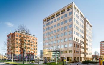 Kantoorpand op Karspeldreef 8 in Amsterdam Zuid-Oost. Moderne gevel met grote ramen en een nette entree.