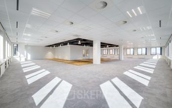Moderne kantoorruimte in kantoorpand aan de Karspeldreef 8, Amsterdam Zuid-Oost, met veel daglicht en strakke afwerking voor een professionele sfeer.