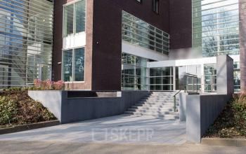 Kantoorgebouw bij Burgemeester Stramanweg 102 in Amsterdam Zuid-Oost, met moderne architectuur en glazen gevels voor een eigentijdse uitstraling.